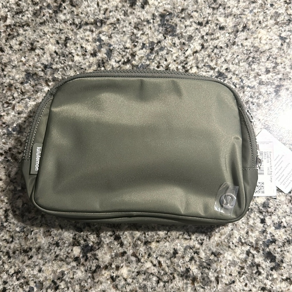 Brand new everywhere belt bag large green